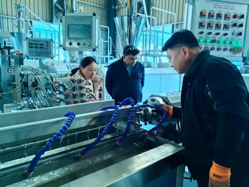 Gumowa maszyna do rur irygacyjnych działająca na miejscu dla klienta z Indii