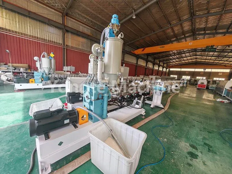 Linia do trójwarstwowego wytłaczania rur Yongte 16-63 mm PPR dla klientów z Algierii pomyślnie zakończyła uruchomienie i odbiór