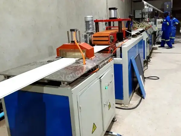Afrykańska maszyna do produkcji sufitów z PCV