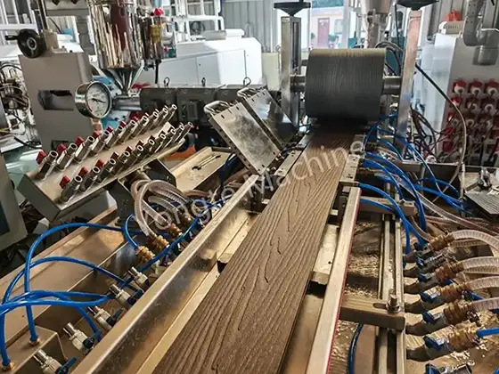 Kompletna instalacja Canada WPC do recyklingu odpadów z włókna szklanego na deski tarasowe WPC