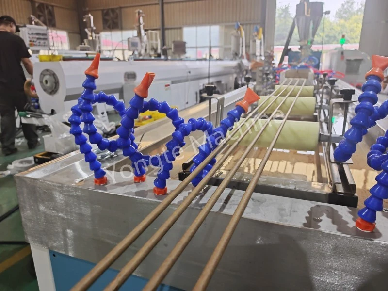 Chińska maszyna do produkcji rur WPC z czterema wnękami