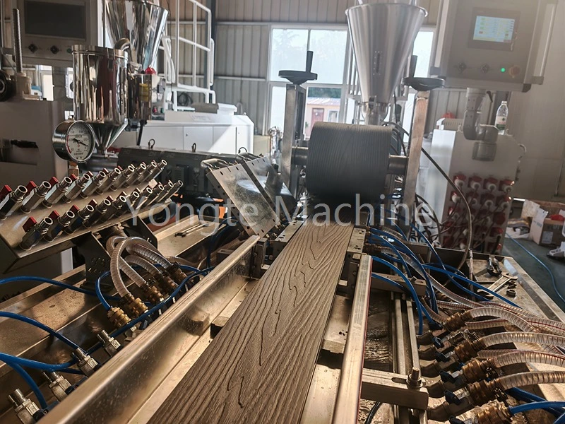 Maszyna zamienia odpady z tworzyw sztucznych w profil WPC