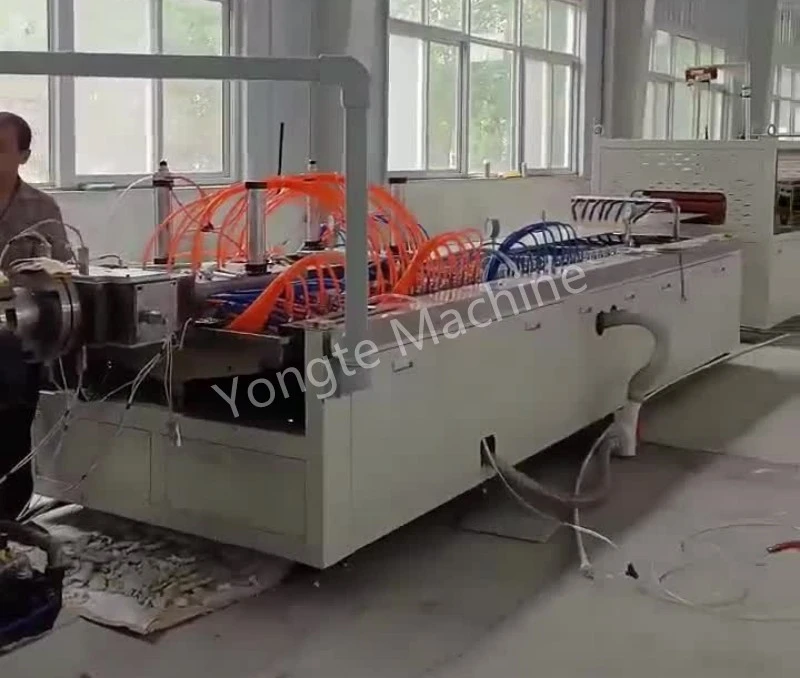 Linia do wytłaczania paneli ściennych z PCV została pomyślnie zainstalowana w Chinach